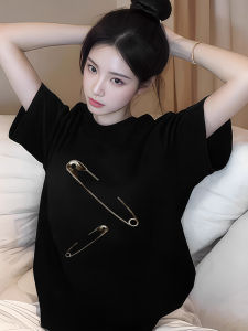 เสื้อยืดคอกลมแขนสั้นผ้าฝ้ายแท้สำหรับผู้หญิง ทรงหลวม สีดำ ทรงเข้ารูป แฟชั่นฤดูร้อน 2025 เสื้อตัวบนที่สวยงามและเป็นเอกลักษณ์