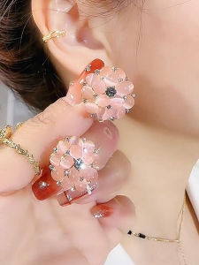 Elegant Retro Cats Eye Stone Flower Hoops Allergy Free High-End Feeling Womens Fashion Jewelry Earrings Fresh out Style