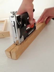 เครื่องยิงแม็กซ์ ขนาด 4-14 มม. เครื่องยิงแม็กสำหรับยิงไม้ ยิงผ้างานโปสเตอร์ต่างๆงานเบาะ เก้าอี้หนังพลาสติกแถมฟรี!! ลวดแม็กซ์