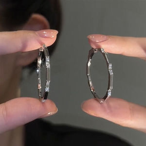 Exaggerated round Hoop Earrings Womens Fashionable Retro Elegant Personality Jewelry Lightweight Luxury Ear Cuffs