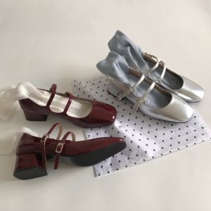 รองเท้าส้นเตี้ย Mary Janes สไตล์ฝรั่งเศสย้อนยุคสีเงินสำหรับผู้หญิง รองเท้าบัลเลต์หัวเหลี่ยม หัวเข็มขัด 2 ข้าง รองเท้าเด็กผู้หญิง รองเท้าแฟชั่น