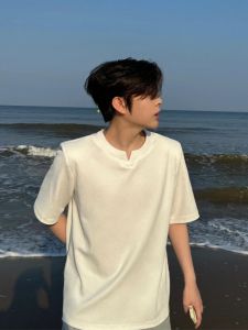 คลีนฟิต สีขาว คอวี เสื้อยืดแขนสั้นอเมริกันเฮนรี่คอปกความรู้สึกระดับไฮเอนด์หล่อไหล่ความยาวครึ่งเสื้อ ฤดูร้อน