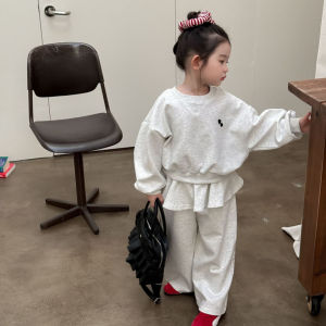 ชุดเด็กผู้หญิงสไตล์เกาหลีแฟชั่นปักลายหัวใจสำหรับฤดูใบไม้ร่วงปี 2025 ชุดนักเรียนอนุบาลชุดเด็กวัยเตาะแตะ