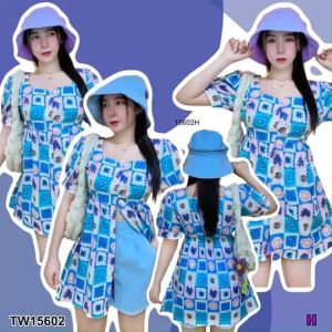 B15602 set 3 ชิ้น เสื้อแขนตุ๊กตาผ่าหน้าพิมลายกราฟฟิก + กางเกงขาสั้น + หมวกบัคเก็ต Set of 3 pieces: doll sleeve shirt with graphic print on the front +