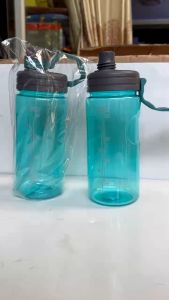 Bình Đựng Nước 1.1L Có Vạch Báo Giờ Uống Nước Quai đeo màu đen