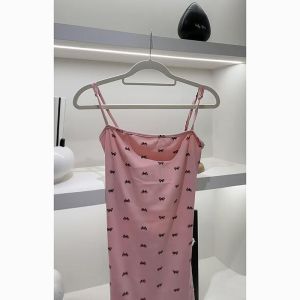 ชุดเดรสแขนกุดลายพิมพ์ผีเสื้อสีชมพู ทรงเข้ารูป ทรงเข้ารูป สำหรับใส่อยู่บ้าน ช่วงฤดูร้อน 2023 ผ้าโพลีเอสเตอร์ ความหนาปกติ