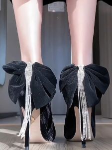 รองเท้าส้นสูงสีดำสำหรับใส่กับกระโปรง ดีไซน์ผูกโบว์ผีเสื้อ ดีไซน์เก๋ไก๋เซ็กซี่ รองเท้าส้นเดี่ยว สำหรับผู้หญิง รองเท้าแฟชั่น รองเท้าส้นเดี่ยว ฤดูใบไม้ผลิ 2024