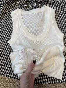 เสื้อกั๊กถักบางคอวีผู้หญิง ฤดูร้อน 2025 สายกว้าง ป้องกันหน้าอก แขนสั้น สีเหลือง ชั้นใน เสื้อผ้าทำงาน ผ้าฝ้ายผสมโพลีเอสเตอร์