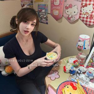 เสื้อยืดแขนสั้นทรงเข้ารูปคอวีสไตล์เกาหลีสำหรับผู้หญิงในฤดูใบไม้ผลิและฤดูร้อน เสื้อผ้าทำงานผู้หญิง ผ้าฝ้ายผสม ระบายอากาศได้ดี ทรงเข้ารูป ทรงเข้ารูป