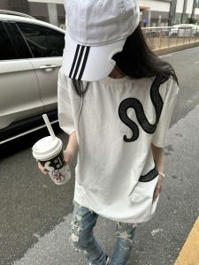 เสื้อยืดแขนสั้นผู้ชาย ทรงหลวม คอตตอนแท้ ปักลายสามหัวงู ทรงหลวม แขนสั้น แฟชั่นคู่รัก ฤดูร้อน 2024