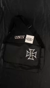 Tas selempang pria Independent free sticker