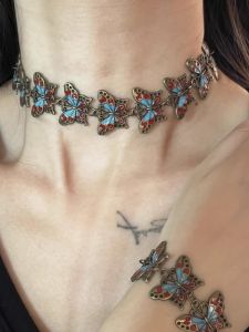 สร้อยคอช็อคเกอร์สไตล์เรโทร ขาดๆ ยับๆ เมทัลพังก์ ลายผีเสื้อ ไซเบอร์ ฮิตปี Y2K จี้โลหะผสมลายแมลง สไตล์ เด็กผู้หญิง เครื่องประดับปี ฮิปฮอป