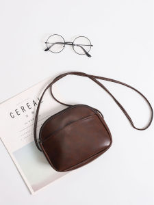 กระเป๋าสะพายข้างหนังนิ่มขนาดเล็กสำหรับผู้หญิง กระเป๋าสะพายข้างแบบสะพายไหล่เดียว ดีไซน์เรียบง่าย กระเป๋าถือทรงสี่เหลี่ยม วัสดุ PU