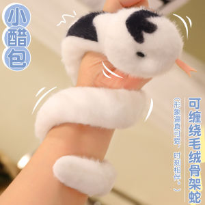 สินค้าขายดี: Wrap-Around "Ni Ai Chi Pin" (คำนามที่เหมาะสมอาจหมายถึง IP ตัวละครหรืองานเฉพาะเก็บพินอินเนื่องจากไม่มีชื่อภาษาอังกฤษอย่างเป็นทางการ) แพ็คเก็ตน้ำส้มสายชูเล็กๆตุ๊กตา "กำลังมองหาแม่" และตุ๊กตางูโครงกระดูกตุ๊กตา