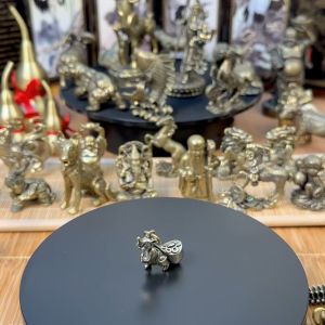 Tượng Nhỏ Bằng Đồng Hình Chuột Kéo Bao Vàng Móc Khóa (Kích Thước: 3.9 x 2.8cm)