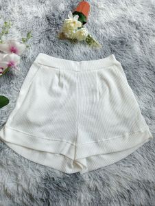 กางเกงขาสั้น ต่อขอบที่ปลายขา มีกระเป๋าสองข้างใช้งานได้จริง เอวหน้าเรียบหลังสม็อค ผ้ารังผึ้ง