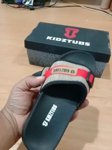 KIDZTUBS Sandal Anak Laki Laki Karet Slipper Slide Selop Slipon Jepit Karakter Warna Hitam Usia 6-10 Tahun-Sendal1954100324
