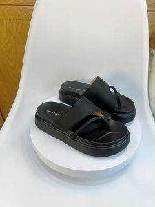 Thick Soled Slippers For Women French Style Fashionable Versatile Set Toe Anti Slip Beach Sandals