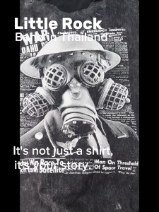 เสื้อยืด คอกลม แขนกุด Little Rock ลาย gas mask หน้ากากกันแก๊ส ของแท้ ผ้าดำฟอกลาย สไตล์วินเทจ cotton 100 ผ้านุ่ม ใส่สบาย ได้ทั้งผู้หญิง ผู้ชาย มีหลายขนาดถึงใหญ่มาก สินค้าผลิตในไทย พร้อมจัดส่ง