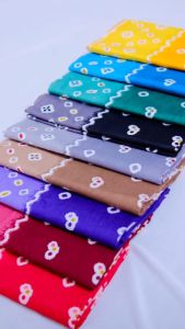Kain Patchwork Motif Floral Elegan Warna-Warni untuk Perancangan
