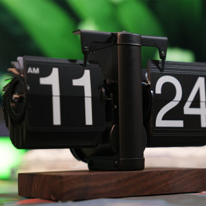 Creative Personalized Retro Mechanical Automatic Page Turning Clock Tabletop Decoration Home Digital Clock Stand Clock