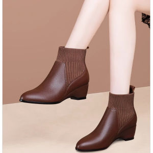 รองเท้าบูทสั้นหนังผู้หญิงฤดูใบไม้ร่วง/ฤดูหนาว ส้นเตี้ย พื้นแบน คอตุ๊กตาขนสัตว์ แฟชั่น รองเท้าบูทผ้าฝ้ายแบบยืดหยุ่น