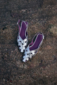 รองเท้าแตะส้นเตี้ยแบบผูกเชือกสไตล์โรมัน ทรงหัวแหลม หนังแท้ รองเท้าแตะผูกเชือกแบบทอสำหรับผู้หญิง รองเท้าแตะสไตล์เกาหลีสำหรับฤดูร้อน