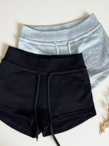 กางเกงขาสั้นออกกำลังกายเอวต่ำสไตล์อเมริกันสำหรับผู้หญิง ทรงหลวม ทรงเข้ารูป สีเทา แฟชั่นฤดูร้อน 2025 กางเกงขาสั้นสุดเทรนด์