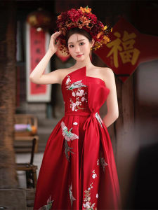 ชุดราตรีจีนย้อนยุคสุดหรู ชุดการแสดงคอรัส ชุดแต่งงานสีแดง ชุดกินข้าวเจ้าสาว กระโปรงยาว ชุดราตรีแบบสวมไหล่ ชุดราตรียาว ชุดราตรียาว