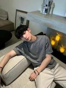 เสื้อยืดคอกลมแขนสั้นผ้าถักสีเทาสไตล์อเมริกันสำหรับผู้ชาย ทรงหลวม ทรงปกติ ทรงสั้น ทรงเข้ารูป เสื้อยืดคอกลม