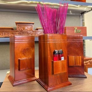 Tháp gỗ 3 tầng bày bia nước ngọt tháp bày gia tiên đẹp mắt sang trọng.