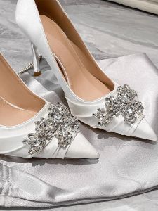 รองเท้าแต่งงานสีเงินแบบสวมส้นสูงสำหรับผู้หญิง ทรงหัวแหลม ด้านบนทำจากผ้าซาติน ดีไซน์เรียบหรู ดีไซน์ฝรั่งเศส รองเท้าแต่งงาน