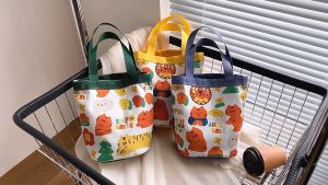 Túi xách nữ vải canvas hoạ tiết gấu dâu lotso LUCKY dễ thương - Túi xô đa năng đựng hộp cơm bình nước đồ dùng cá nhân