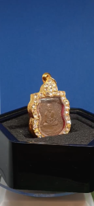 值得收藏的宝物大名鼎鼎屈倉海北大年府顶级佛牌經典系列屈倉海第一代掌门人阿赞添親手的佛曆2508泰国師圣僧龍菩托裂嘴模洗玛"(Sema)型铜牌已包好非常精美金光镀金壳 Collectible Item- Very Rare and Famous BE2508 Rian Sema Legend Lp Thuad Phim "Pha Pak"(Split mouth) Back Archan Tim Holy Image