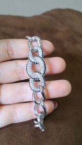 Gelang Rantai 3 Oval Black Kristal Titanium 22K Perak Emas\\n\\nGelang Rantai 3 Oval Black adalah sebuah aksesoris perhiasan pria yang dirancang dengan desain unik dan kualitas tinggi. Dibuat dari bahan Kristal Titanium 22K Perak Emas, gelang ini menawarkan gaya dan kekuatan yang tidak dapat diabaikan.\\n\\n Apa Itu Gelang Rantai 3 Oval Black?\\n\\nGelang Rantai 3 Oval Black adalah perhiasan pria yang dirancang dengan desain unik dan elegan. Bahan utamanya adalah Kristal Titanium 22K Perak Emas, yang membuat gelang ini menjadi pilihan yang sempurna untuk penampilan formal atau kasual.\\n\\n Komposisi Bahan Gelang\\n\\nGelang Rantai 3 Oval Black terbuat dari bahan Kristal Titanium 22K Perak Emas, yang memberikan kekuatan dan daya tahan yang luar biasa. Bahan ini juga membuat gelang ini ringan dan nyaman dipakai sepanjang hari.\\n\\n Karakteristik Fisik Gelang\\n\\nGelang Rantai 3 Oval Black memiliki desain oval yang unik dan elegan, dengan panjang rantai yang dapat disesuaikan. Rantai gelang terdiri dari tiga bagian oval yang saling berhubungan, memberikan kesan mewah dan modern.\\n\\n Mengapa Memilih Gelang Rantai 3 Oval Black?\\n\\nAda beberapa alasan mengapa Anda harus memilih Gelang Rantai 3 Oval Black sebagai aksesoris perhiasan pria Anda:\\n\\n Keunggulan Desain Unik Gelang\\n\\nDesain unik dan elegan dari Gelang Rantai 3 Oval Black membuatnya menjadi pilihan yang sempurna untuk penampilan formal atau kasual. Desain oval yang unik memberikan kesan mewah dan modern, sementara panjang rantai yang dapat disesuaikan membuatnya nyaman dipakai sepanjang hari.\\n\\n Manfaat Menggunakan Gelang Rantai 3 Oval Black\\n\\nSelain desain uniknya, Gelang Rantai 3 Oval Black juga menawarkan beberapa manfaat lainnya, seperti:\\n\\n- **Kualitas tinggi:** Dibuat dari bahan Kristal Titanium 22K Perak Emas, gelang ini memiliki kualitas yang luar biasa.\\n- **Daya tahan:** Bahan Kristal Titanium 22K Perak Emas membuat gelang ini sangat kuat dan tahan lama.\\n- **Nyaman digunakan:** Rantai gelang yang dapat disesuaikan membuatnya nyaman dipakai sepanjang hari.\\n\\n Cara Memilih & Menggunakan Gelang Rantai 3 Oval Black\\n\\nBerikut adalah beberapa tips untuk memilih dan menggunakan Gelang Rantai 3 Oval Black:\\n\\n Tips Memilih Gelang Rantai 3 Oval Black yang Sesuai\\n\\n- **Pertimbangkan gaya:** Pilih gelang yang sesuai dengan gaya Anda, baik formal atau kasual.\\n- **Periksa kualitas:** Pastikan gelang dibuat dari bahan Kristal Titanium 22K Perak Emas.\\n- **Periksa ukuran:** Pastikan gelang sesuai dengan ukuran pergelangan tangan Anda.\\n\\n Cara Merawat Gelang Rantai 3 Oval Black\\n\\nBerikut adalah beberapa tips untuk merawat Gelang Rantai 3 Oval Black:\\n\\n- **Simpan dalam kotak:** Simpan gelang dalam kotak perhiasan untuk melindungi dari kerusakan.\\n- **Jangan lembab:** Jangan biarkan gelang terkena air atau lembab.\\n- **Bersihkan secara berkala:** Bersihkan gelang secara berkala menggunakan kain lembut.\\n\\n Kesimpulan & Saran Akhir\\n\\nGelang Rantai 3 Oval Black adalah pilihan yang sempurna untuk penampilan formal atau kasual. Dibuat dari bahan Kristal Titanium 22K Perak Emas, gelang ini memiliki kualitas tinggi dan daya tahan yang luar biasa. Desain unik dan elegan membuatnya menjadi pilihan yang sempurna untuk penampilan Anda.\\n\\n Rekomendasi Penggunaan Gelang Rantai 3 Oval Black sebagai Aksesoris Perhiasan Pria\\n\\nGelang Rantai 3 Oval Black adalah pilihan yang sempurna untuk penampilan formal atau kasual. Dibuat dari bahan Kristal Titanium 22K Perak Emas, gelang ini memiliki kualitas tinggi dan daya tahan yang luar biasa. Desain unik dan elegan membuatnya menjadi pilihan yang sempurna untuk penampilan Anda.\\n\\nJadi, jika Anda mencari aksesoris perhiasan pria yang elegan dan kualitas tinggi, Gelang Rantai 3 Oval Black adalah pilihan yang tepat untuk Anda.\n}