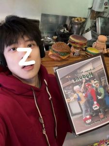 เสื้อสเวตเตอร์มีฮู้ดทรงหลวมสไตล์อเมริกันย้อนยุค สีแดง เสื้อคลุมกันหนาวแบบสวมหัวสำหรับผู้ชาย ฤดูใบไม้ร่วง/ฤดูหนาว