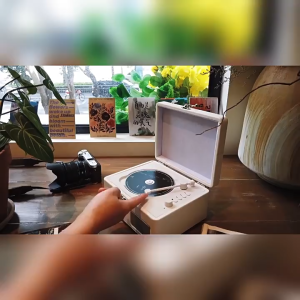 Middix KPOP Retro CD/DVD Portable Bluetooth Speaker features a built-in battery and speaker can connect to a TV