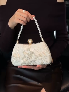 Ví Cầm Tay Hoa Nổi Phối Quai Trai Sang Trọng – Clutch Dự Tiệc Cưới Hỏi Dạ Tiệc LILA CUA44