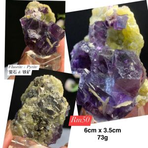 🇲🇾马来西亚现货 Fluorite with pyrite and barite 👉 表示这是 马来西亚本地现货，矿石品种是 紫萤石 (Fluorite)，同时伴生有 黄铁矿 (Pyrite) 和 重晶石 (Barite)。  紫萤石共生铁矿和重晶石 👉 中文描述同样强调，这块矿石是 紫萤石 与 铁矿、重晶石一起生长形成的共生体。