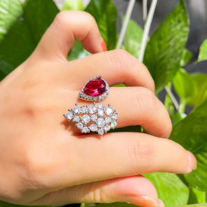 SEQUITO แหวนที่ติดแขนเสื้อปรับได้ฝังเพชรชุบทองคำขาวล้ำค่าเพชรสังเคราะห์ AAA ประดับด้วยหินหยดน้ำสีแดงสำหรับงานเลี้ยงอาหารค่ำของผู้หญิง SR079 แหวนประดับพรหม