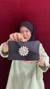 Waiwai Tas Pesta Wanita Sling Bag Mewah Glitter Berkilau 20101G Clutch - Ukuran 20 x 12,5 x 6 cm - Tersedia dalam Warna Hitam - Terbuat dari Metal, Diamond, dan Glitter - Muat HP 17 cm - Dapat Digunakan dengan Rantai Panjang - Sale Cacat Minor (PERHATIAN: Ada 2 Deskripsi yang Berbeda)