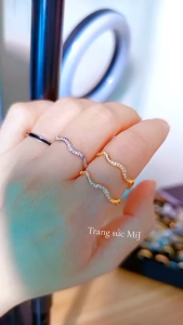 Nhẫn titan gợn sóng đính đá