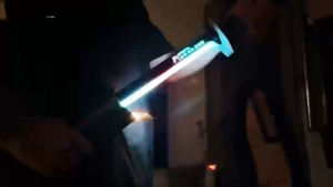 Mainan lightsaber anak-anak dengan lampumusik dan efek asapdapat diisi ulang mainan lightsaber untuk anak laki-laki tersedia dalam 2 warna.