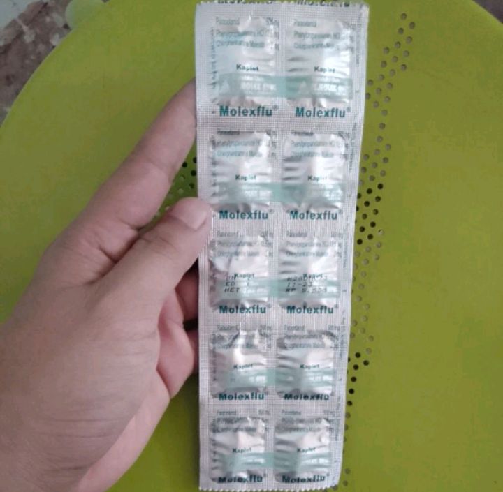 Molexflu Kaplet (Obat Flu, Pilek, Bersin, Demam, Sakit Kepala)