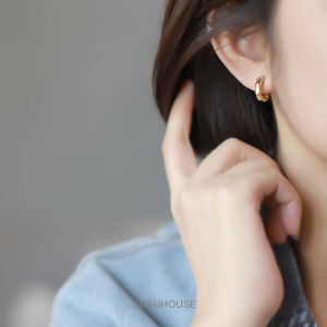 Elegant Minimalist Gold Ear Cuff No Piercing Required Womens Fashion Jewelry Simple Design Comfortable Wear Geometric Pattern