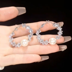 ต่างหูคริสตัลไข่มุกหรูหราแบบใหม่ปี 2024 สำหรับผู้หญิง เครื่องประดับหูแบบเข็มเงิน ต่างหูแบบมีเพชรเต็มใบ แฟชั่นอเนกประสงค์