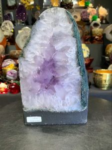 johor stock small geode crystal full crystal五行金💯天然紫晶洞 边部浓密的绿幽灵+小钛晶✨ 晶体骨干大牙 满满能量 些许黄娇花共生 (如定制实木底座另加RM60)  高height: 22.5cm  宽width: 23.5cm x 11cm  重weight: 4.6kg  📍Johor Bahru 区可自行取货或邮寄服务