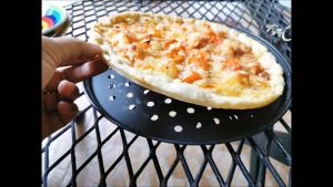 ถาดอบ Pizza ขนาด 9/10/11/12 นิ้ว แบบมีรูไม่ติดถาด ไม่ต้องใช้กระดาษ รูช่วยให้อบกรอบสุกง่าย วัสดุเหล็กกล้าคาร์บอน (แจกสูตรแป้ง)