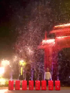 เครื่องฟองดอกไม้ไฟ เครื่องเป่าฟองอากาศอัตโนมัติ เครื่องเป่าฟอง ไฟ LED หลากสี เครื่องทำฟองดอกไม้ไฟที่ยอดนิยม อัตโนมัติ สนุกสนาน คริสต์มาส ปีใหม่ เครื่องทำฟองสบู่