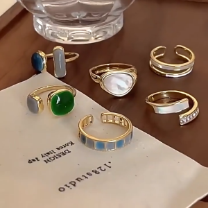 SHOPHOME Cincin wanita Gaya Eropa Amerika Mewah Ringan Cincin Jari Terbuka Asimetris Geometris CCN03